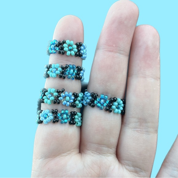 1pc / 5pcs Beaded Flower Stretchy Elastic Ring - Blues, Blacks, Turquoise tone - Picture 6 of 10